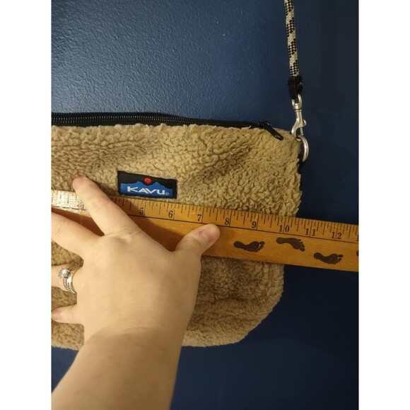 Kavu "So Fleecy" Crossbody Brown Fuzzy Sherpa Soft Purse Bag Pocket Carryall - Picture 4 of 7